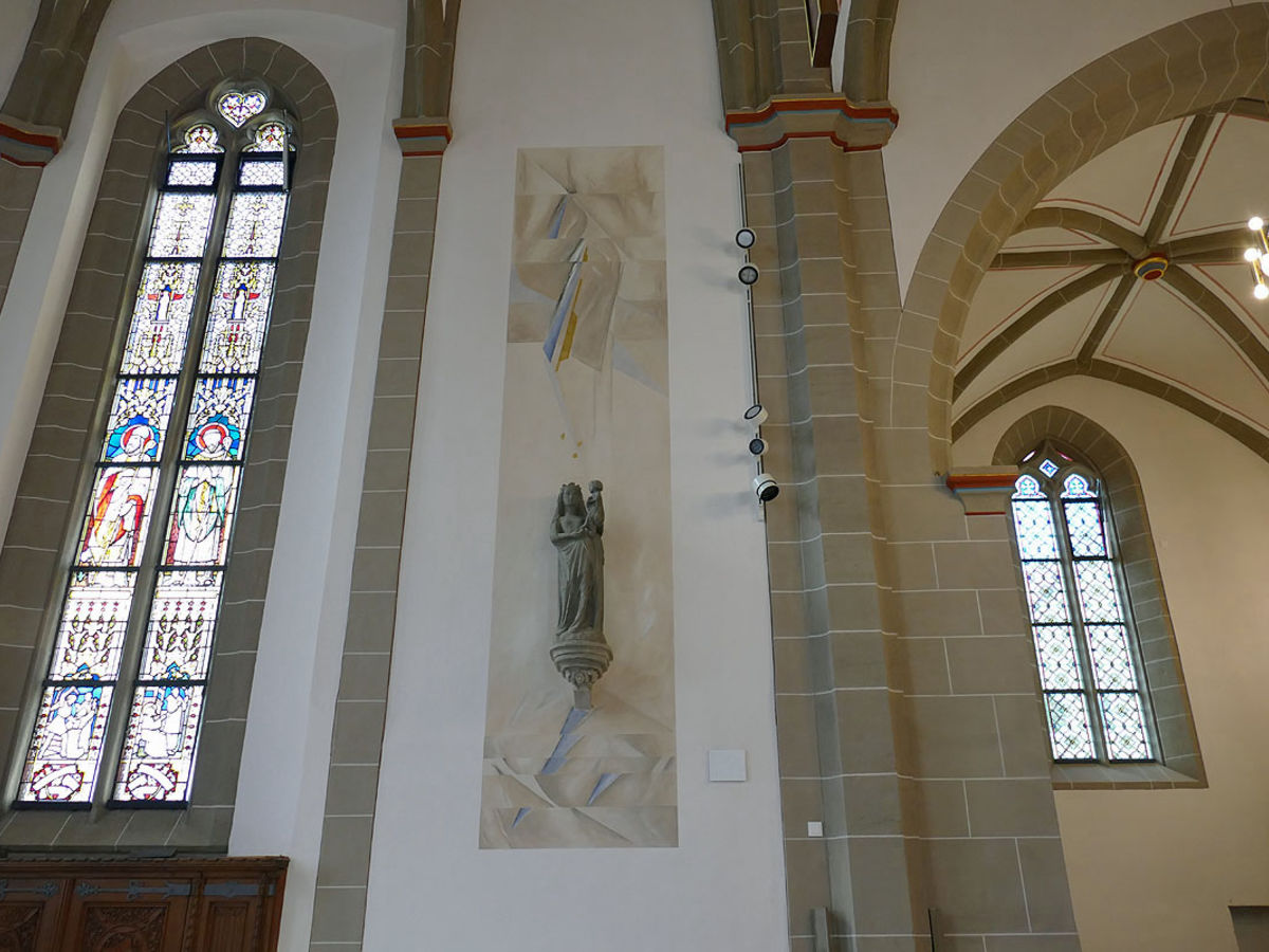 Malerischer Spiegel an der gotischen Madonna in St. Crescentius (Foto: Karl-Franz Thiede)